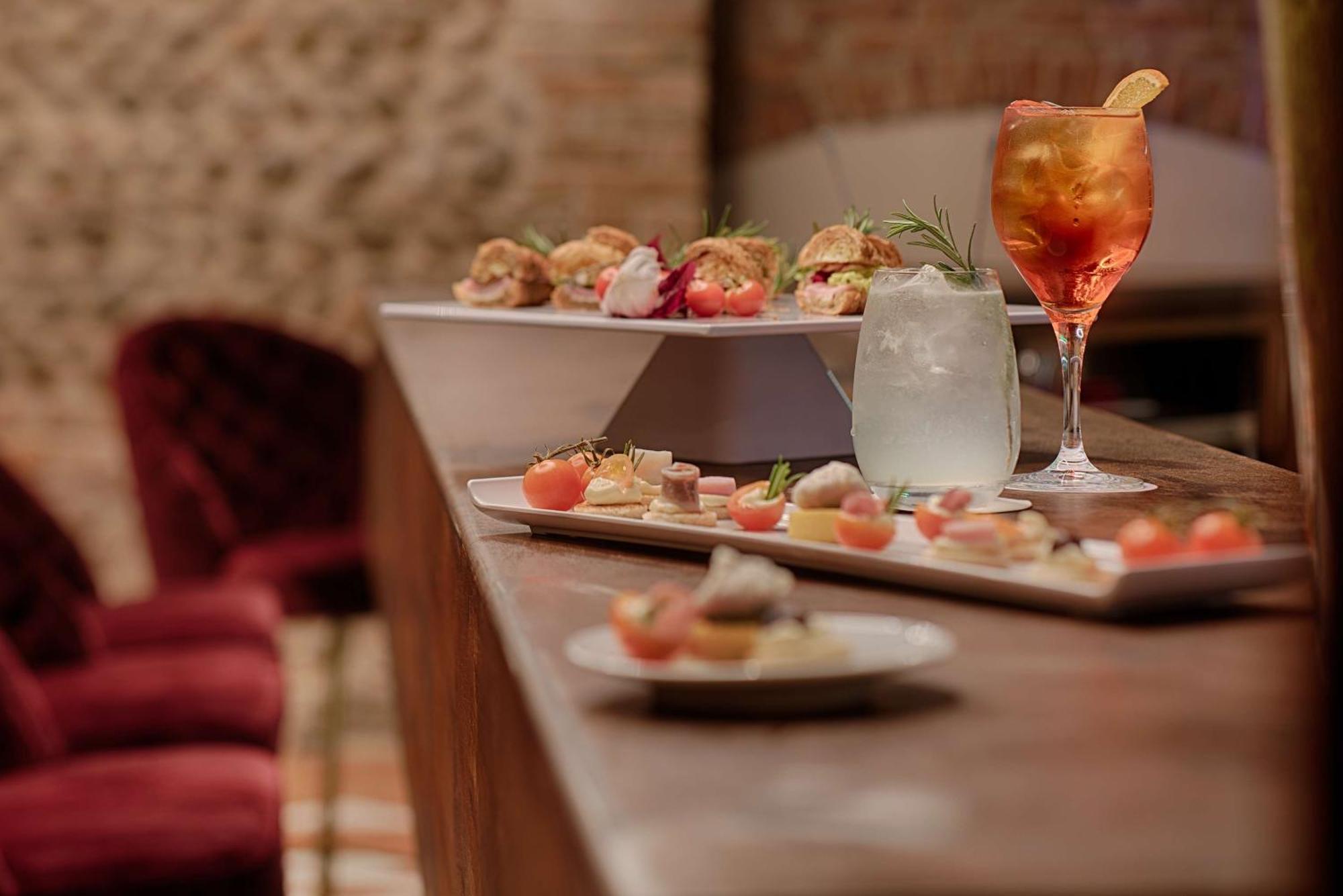 Nh Collection Palazzo Verona Exteriör bild A Spritz cocktail