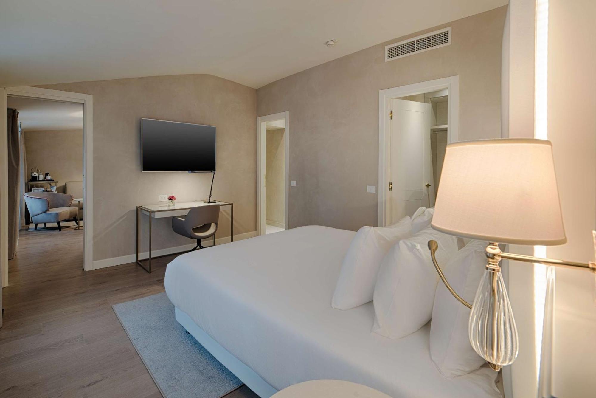 Nh Collection Palazzo Verona Exteriör bild A bedroom at the hotel
