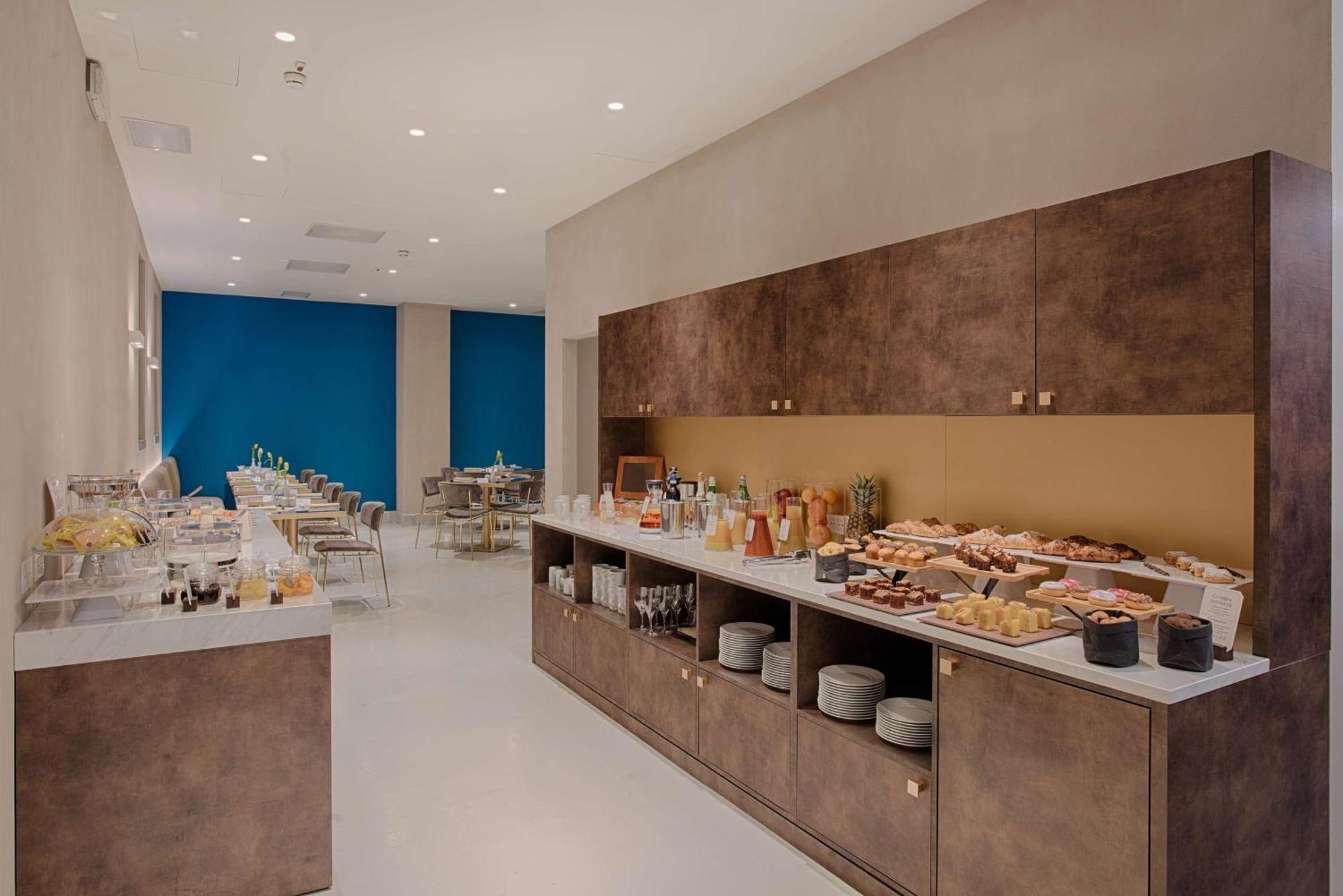 Nh Collection Palazzo Verona Exteriör bild The buffet at the hotel