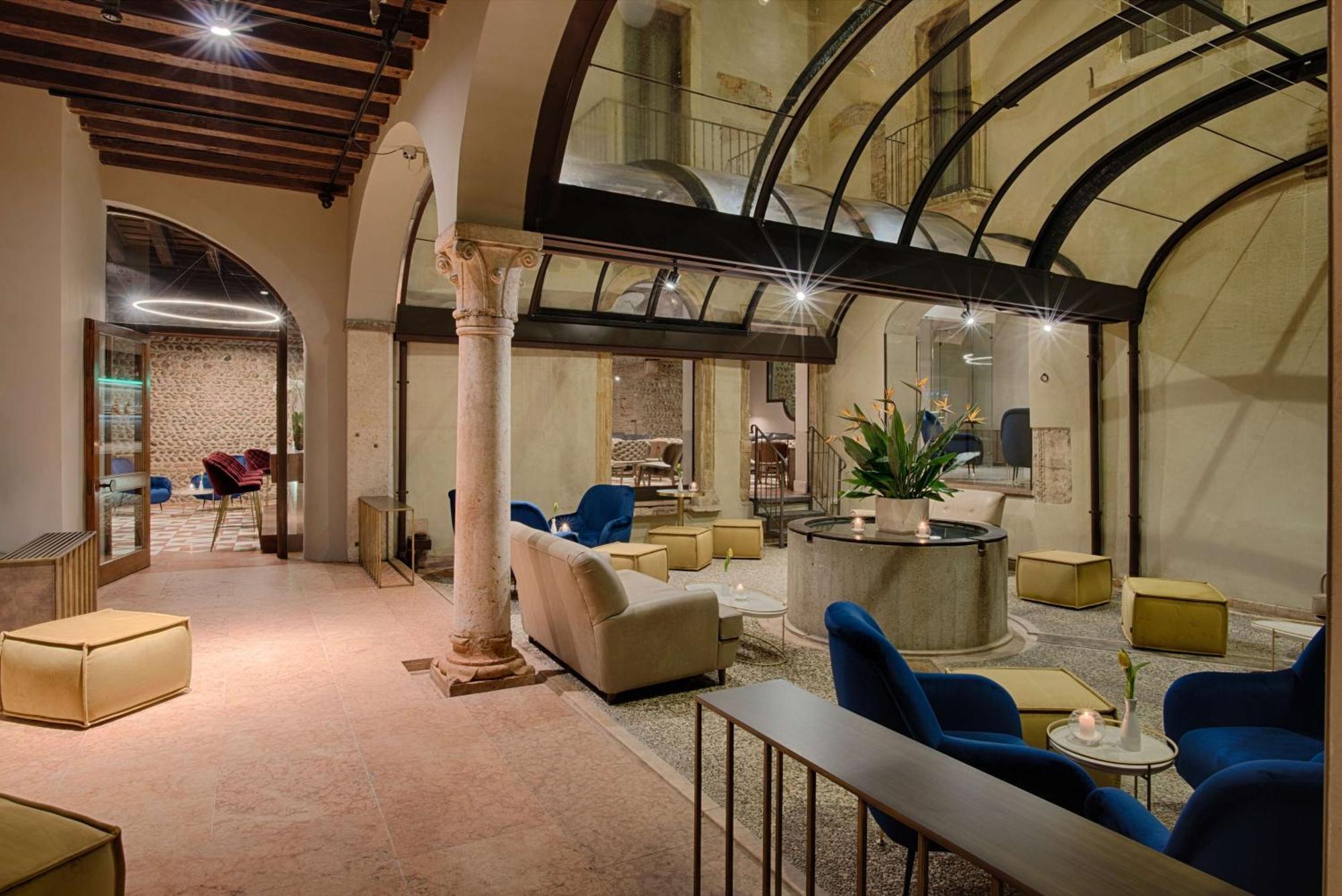 Nh Collection Palazzo Verona Exteriör bild The lobby of the hotel