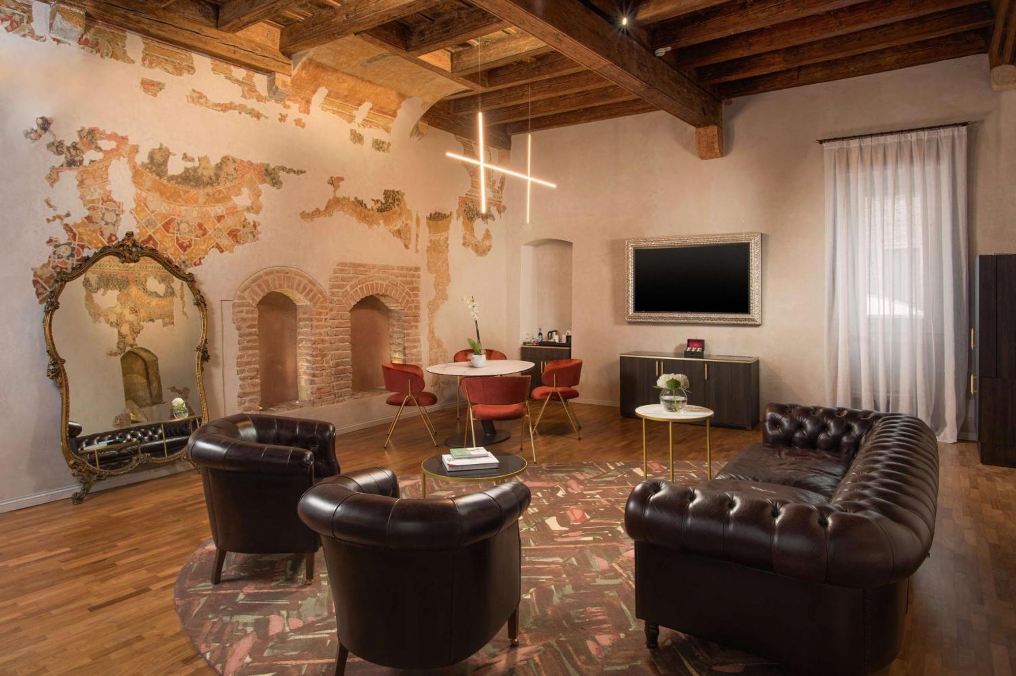 Nh Collection Palazzo Verona Exteriör bild The living room of a suite at the Hotel
