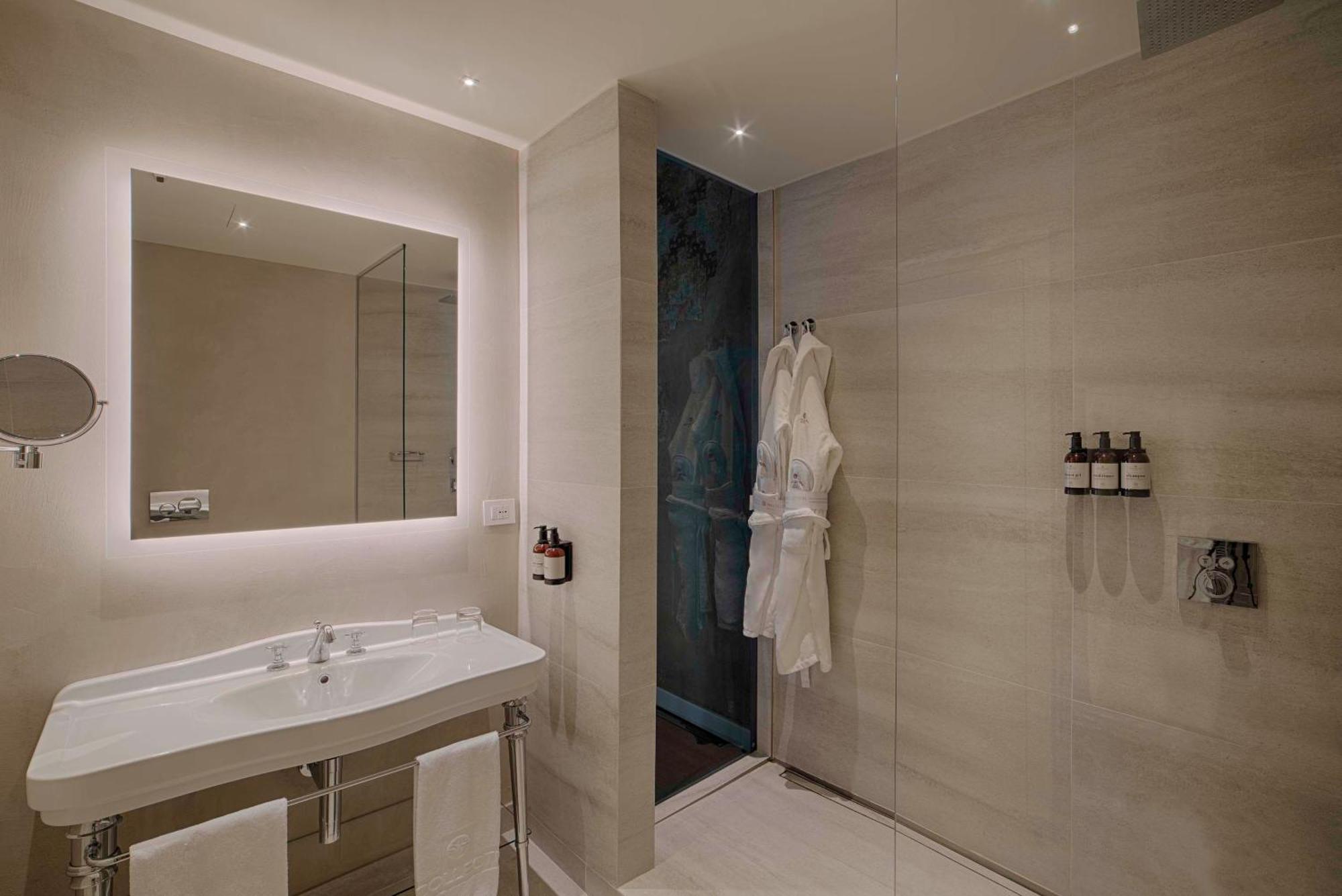 Nh Collection Palazzo Verona Exteriör bild Bathroom