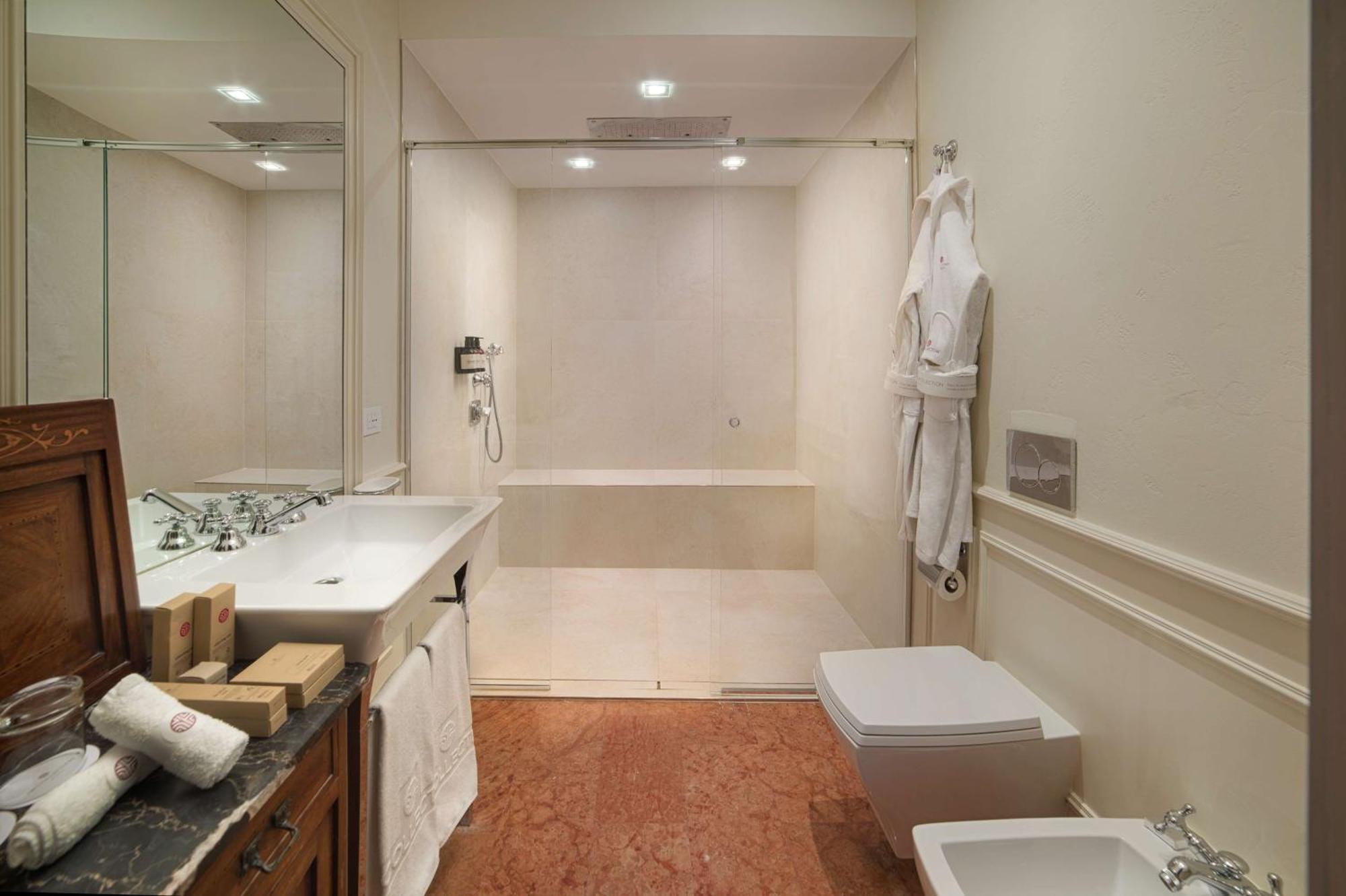 Nh Collection Palazzo Verona Exteriör bild A bathroom in a hotel
